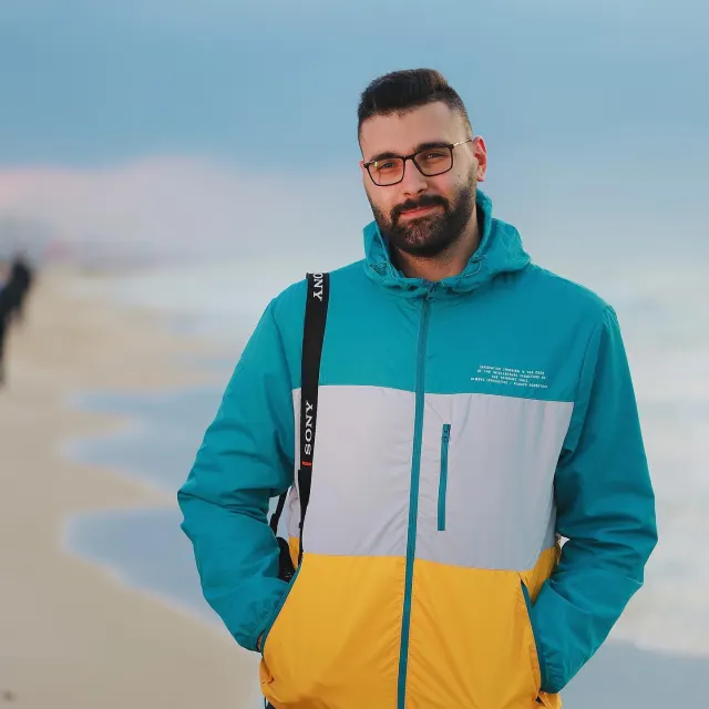 معتز عزايزة